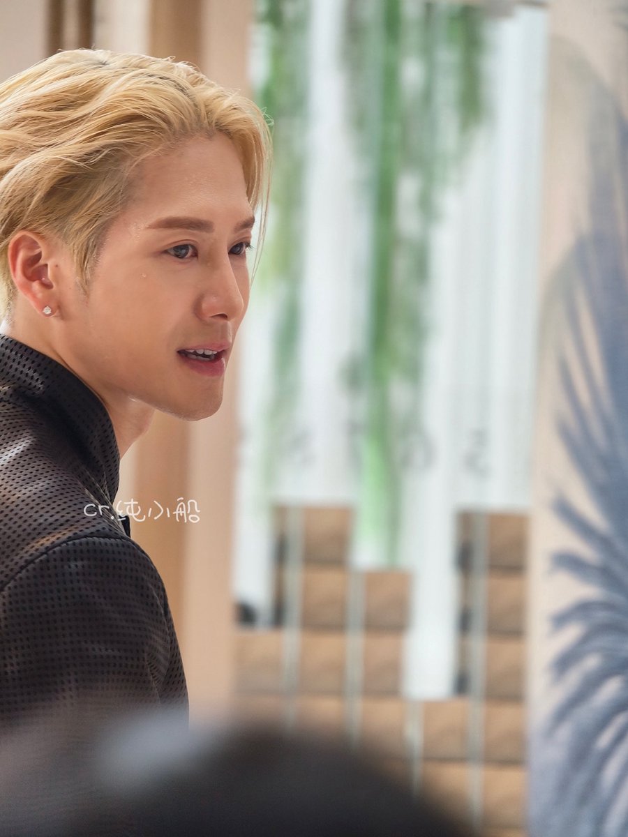 Dreampenpen0125's tweet photo. Sweating so much 🥹😂 
As he is HOT 🔥😎

#Jacksonwang 
Cr. Logo 
More in the comments. https://t.co/7Q0Dq0S6fX
