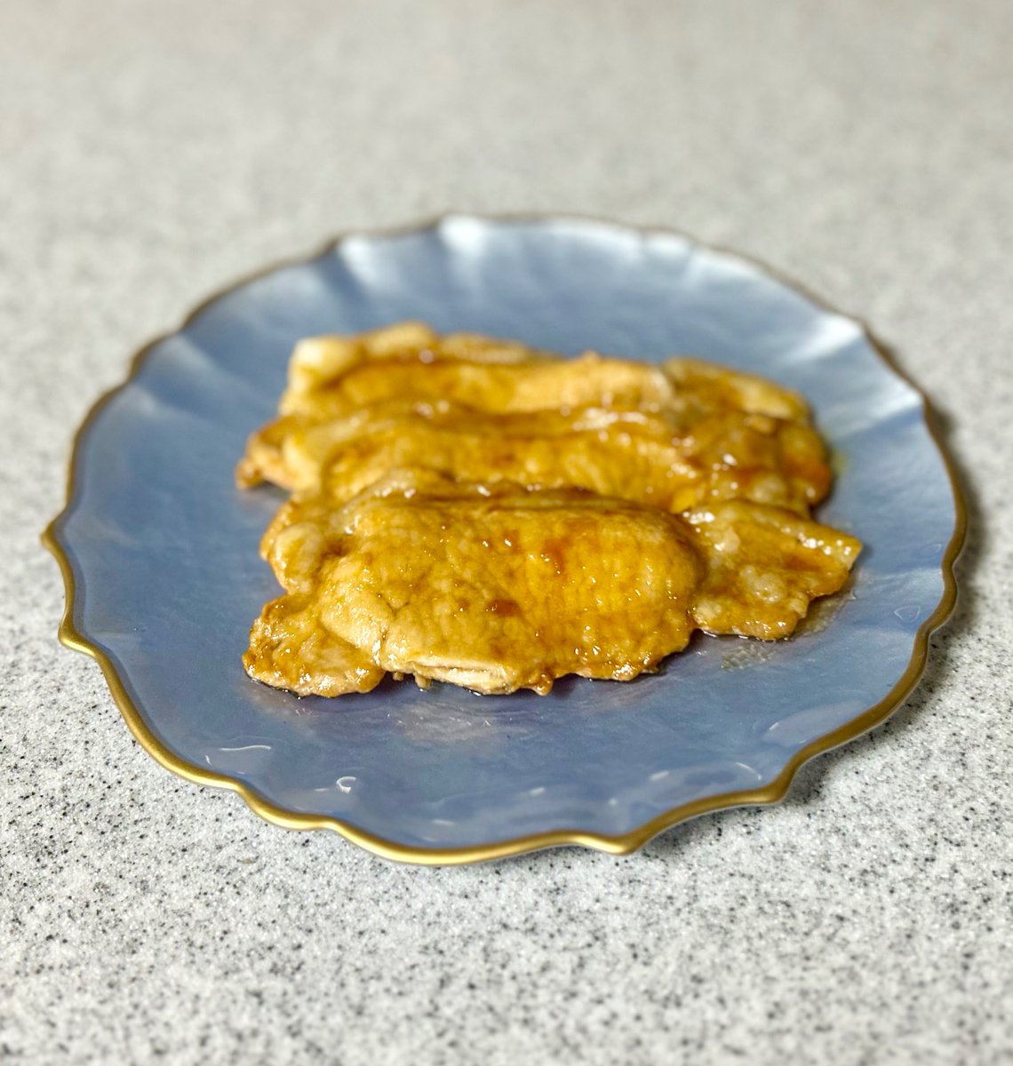 noble_umeda's tweet photo. 更に余談ですが、豚肉のしょうが焼きをのせてみるとこんな感じで、意外と良かったかと😂

他にどんな色の料理が合うかな？と試してみた所
サラダや素麺が合う感じだったので、緑や白◎
暖色系の赤や黄や茶なども◎
全て個人的な好みと使用感ですが、参考になれば幸いです🙇‍♀️ https://t.co/tOrmLh8I5D