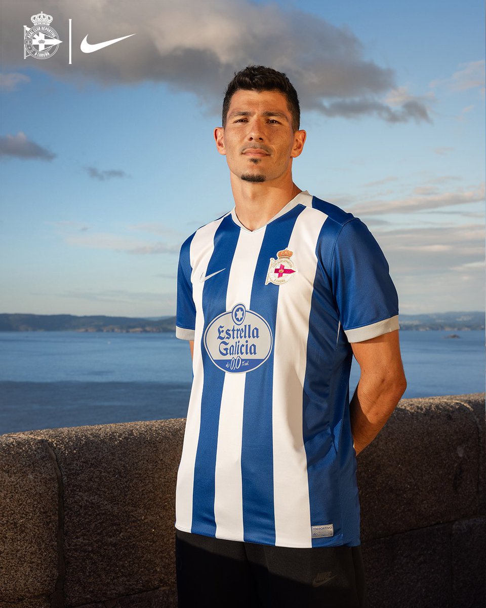 RCDeportivo's tweet photo. 𝘈 𝘯𝘰𝘴𝘢 𝘯𝘰𝘷𝘢 𝘱𝘦𝘭 

🔜 Mañá á venda nas nosas tendas oficiais. 

💻 Xa dispoñible online. https://t.co/7HphBTerZQ