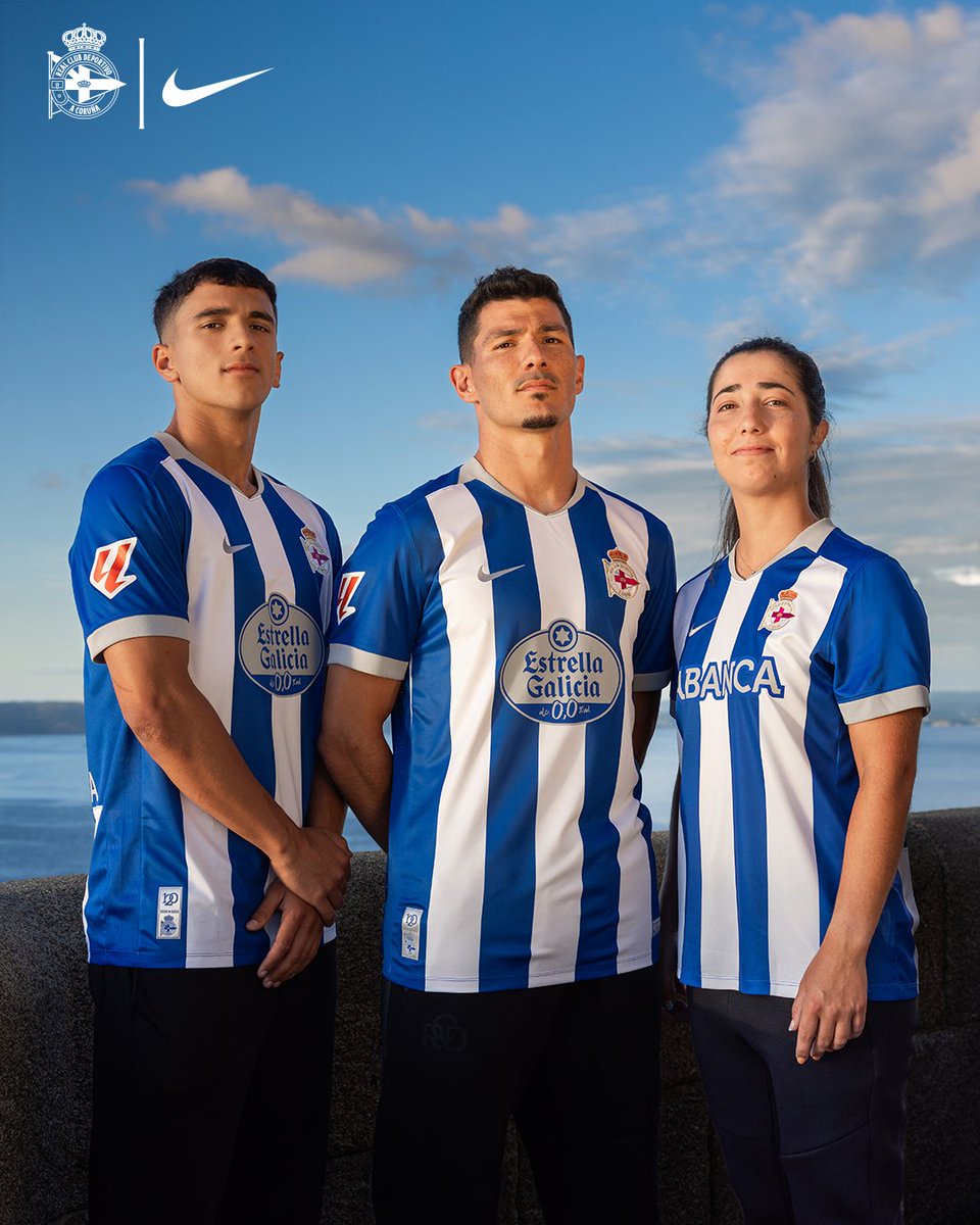 RCDeportivo's tweet photo. 𝘈 𝘯𝘰𝘴𝘢 𝘯𝘰𝘷𝘢 𝘱𝘦𝘭 

🔜 Mañá á venda nas nosas tendas oficiais. 

💻 Xa dispoñible online. https://t.co/7HphBTerZQ