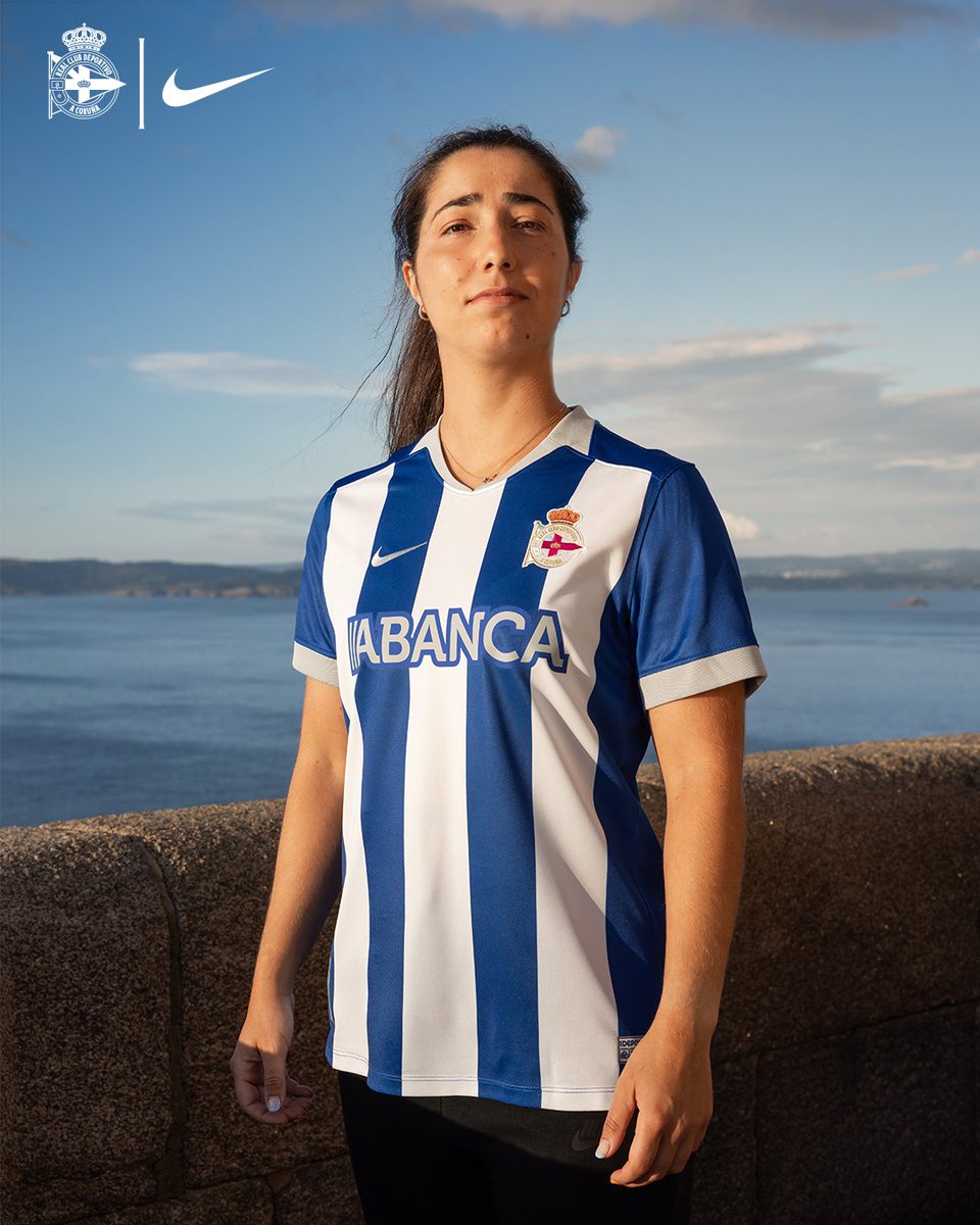 RCDeportivo's tweet photo. 𝘈 𝘯𝘰𝘴𝘢 𝘯𝘰𝘷𝘢 𝘱𝘦𝘭 

🔜 Mañá á venda nas nosas tendas oficiais. 

💻 Xa dispoñible online. https://t.co/7HphBTerZQ
