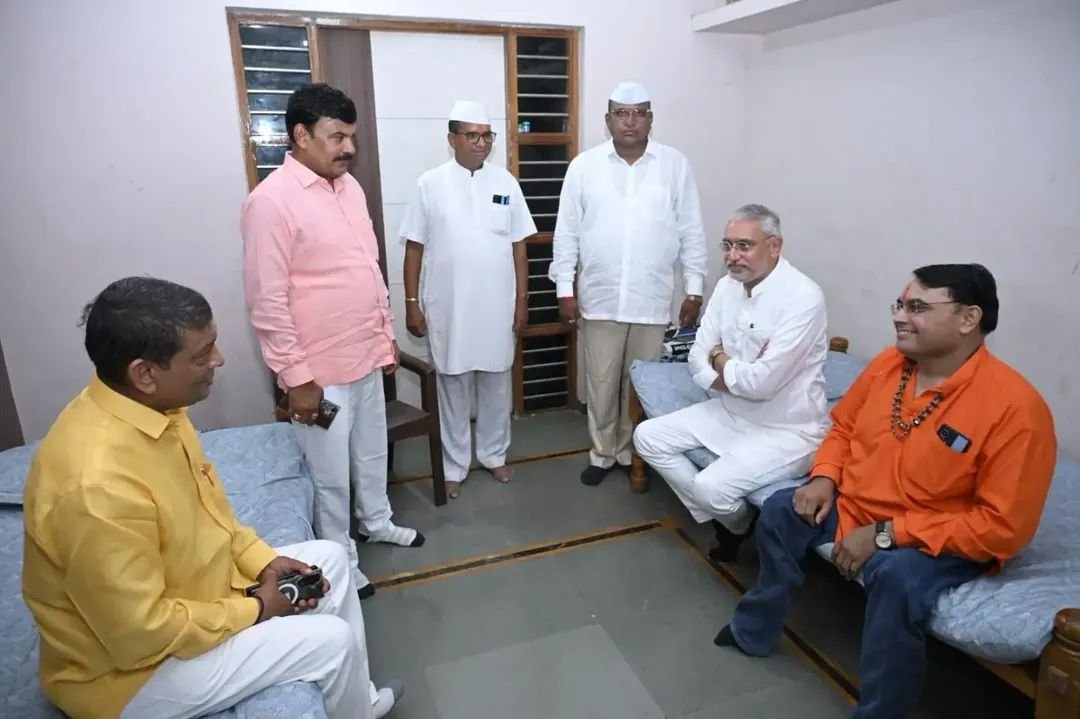 Rinkesh108's tweet photo. ગુજરાત પ્રદેશ અધ્યક્ષ શ્રી જગદીશભાઈ પંચાલ સાહેબ સાથે આત્મીય મુલાકાત કરવાનો સુઅવસર પ્રાપ્ત થયો. 
#JagdishPanchal  #BJPGujarat #snehaldharia  #HarshuPandya #Seva #Bharat #yogidevnath #rashtryhindusangh
@MYogiDevnath @DahodHindu https://t.co/MlogN5DbSR