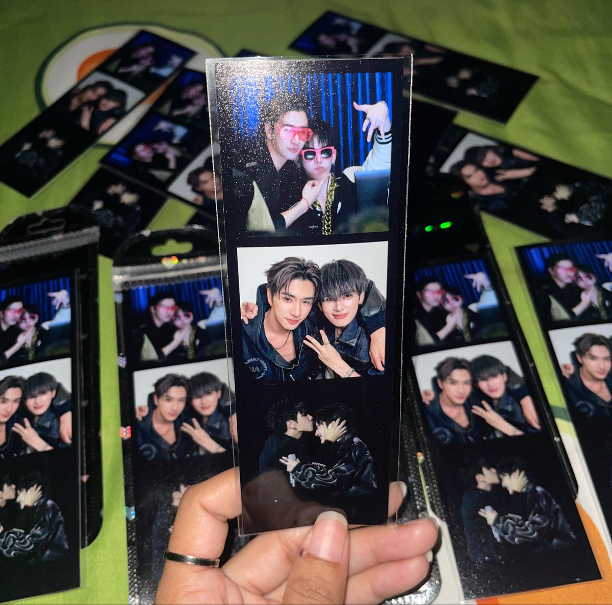 PerthSantazip's tweet photo. กอว. ชิ้นแรกที่ " คั่นหนังสือ เพิ้ดต้า " สำหรับพี่ๆทีมหน้าจอมาแล้วงับ แจกๆฟรีเนื่องจากเจ้าของแอคเกิดเหตุที่ทำให้ไปหน้างานไม่ได้ วันที่18–19จะมาลงรายละเอียดน้า เดะอีก4ชิ้นจะตามมางับ🖤🤍

#PerthSantaConcert
#PerthSanta #เพิร์ธแซนต้า 
#DOMIIA #PerthTanapon #Santapp https://t.co/zUCIzScdOZ