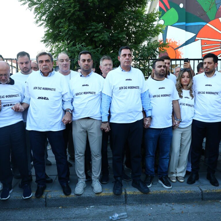 FragileAlex's tweet photo. Όποιος σκέφτηκε αυτό το καραγκιοζιλίκι να φορέσουν τα μπλουζάκια για τη φωτογραφία και να τα βγάλουν αμέσως μετά για τις δηλώσεις στις κάμερες, είναι πραγματικά πολύ γελοίος... https://t.co/NM1Vc52a3L