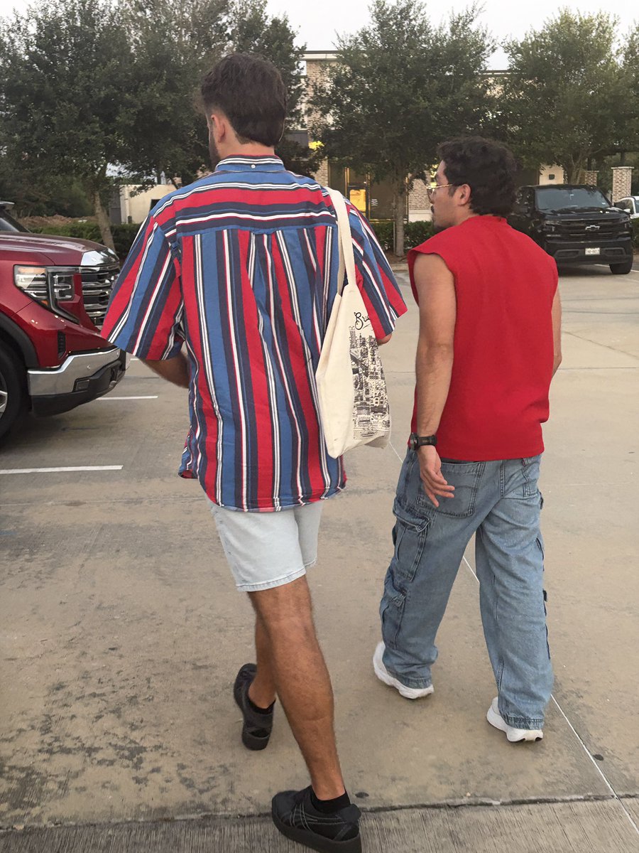 sonchou69's tweet photo. インスタ発信してるアメリカ人に声かけられて、連れ去られて、一緒に遊んでる動画が、バズって60万再生しとるみたいや、やべえ https://t.co/0xLOFmpDro