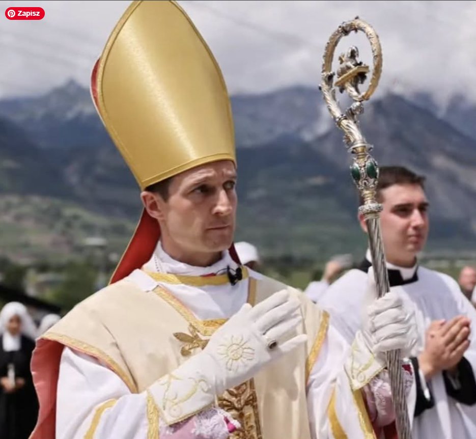 Rzymski_Katolik's tweet photo. Ks. bp Marc Hanappier FSSPX, to najmłodszy biskup katolicki na świecie. Urodził się w 1990 roku i ma dopiero 36 lat.

Pochodzi z wielodzietnej francuskiej rodziny katolickiej, w której kilka osób wybrało życie zakonne i kapłańskie. Formację odbył w seminariach we Flavigny i Écône, a święcenia kapłańskie przyjął w 2013 roku. Pracował jako wychowawca i nauczyciel w szkołach katolickich we Francji, https://t.co/UyLEQfEvkk. w pobliżu Bitche i Châteauroux. Od 2020 roku wykłada metafizykę i teologię dogmatyczną w seminarium w Dillwyn w Wirginii, wcześniej doskonaląc język angielski i pomagając duszpastersko w Szkocji. Duchowny biegle mówi po francusku i angielsku, zna również hiszpański oraz uczył się języka niemieckiego.