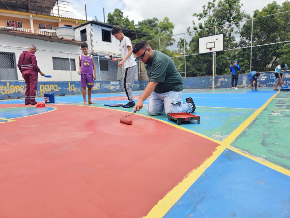 regulolacruz's tweet photo. En trabajo articulado entre el Gobierno municipal y la comunidad, llevamos a cabo la rehabilitación integral de la cancha deportiva Las Veras, a través del Plan Mi Cancha Bonita 
@delcyrodriguezv @johanitakenpo https://t.co/7jvgs0LFl6