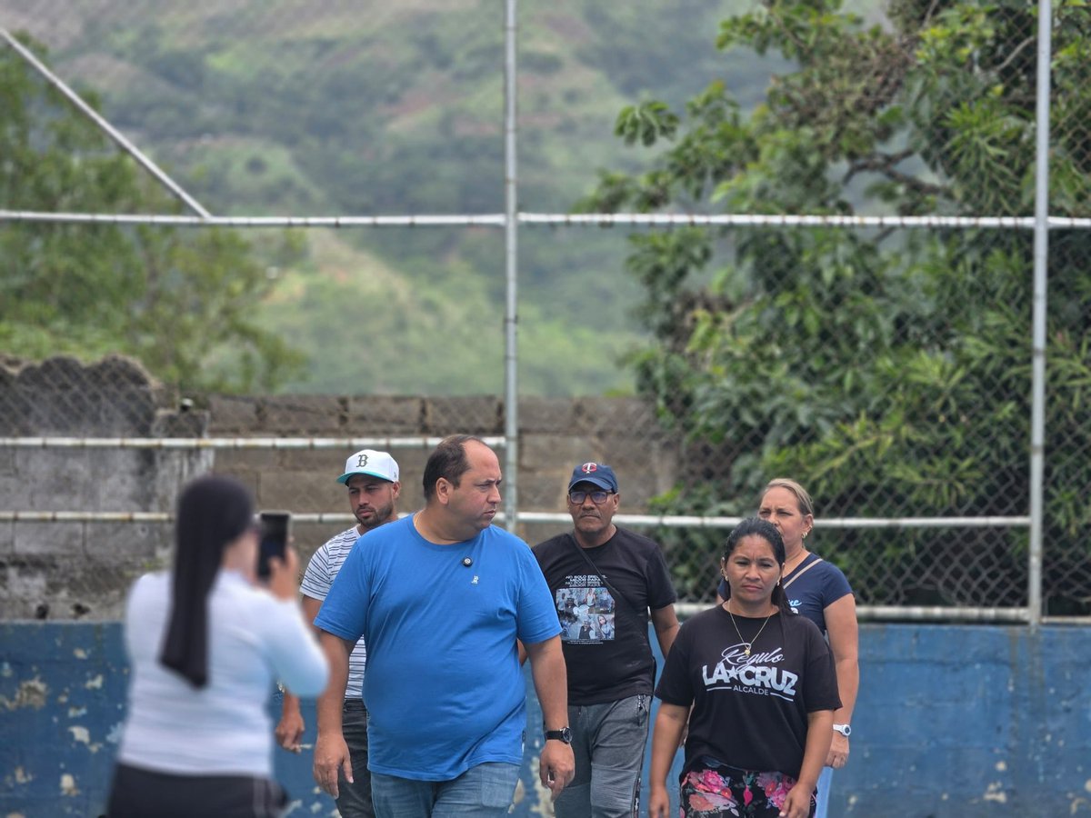 regulolacruz's tweet photo. En trabajo articulado entre el Gobierno municipal y la comunidad, llevamos a cabo la rehabilitación integral de la cancha deportiva Las Veras, a través del Plan Mi Cancha Bonita 
@delcyrodriguezv @johanitakenpo https://t.co/7jvgs0LFl6