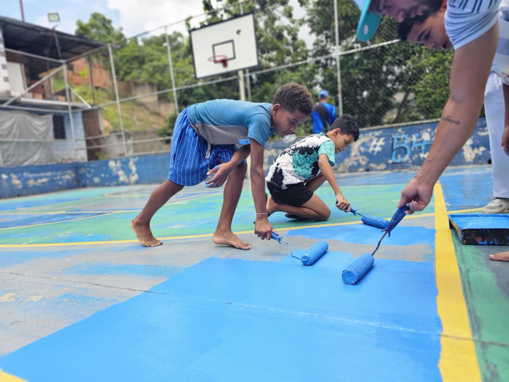 regulolacruz's tweet photo. En trabajo articulado entre el Gobierno municipal y la comunidad, llevamos a cabo la rehabilitación integral de la cancha deportiva Las Veras, a través del Plan Mi Cancha Bonita 
@delcyrodriguezv @johanitakenpo https://t.co/7jvgs0LFl6