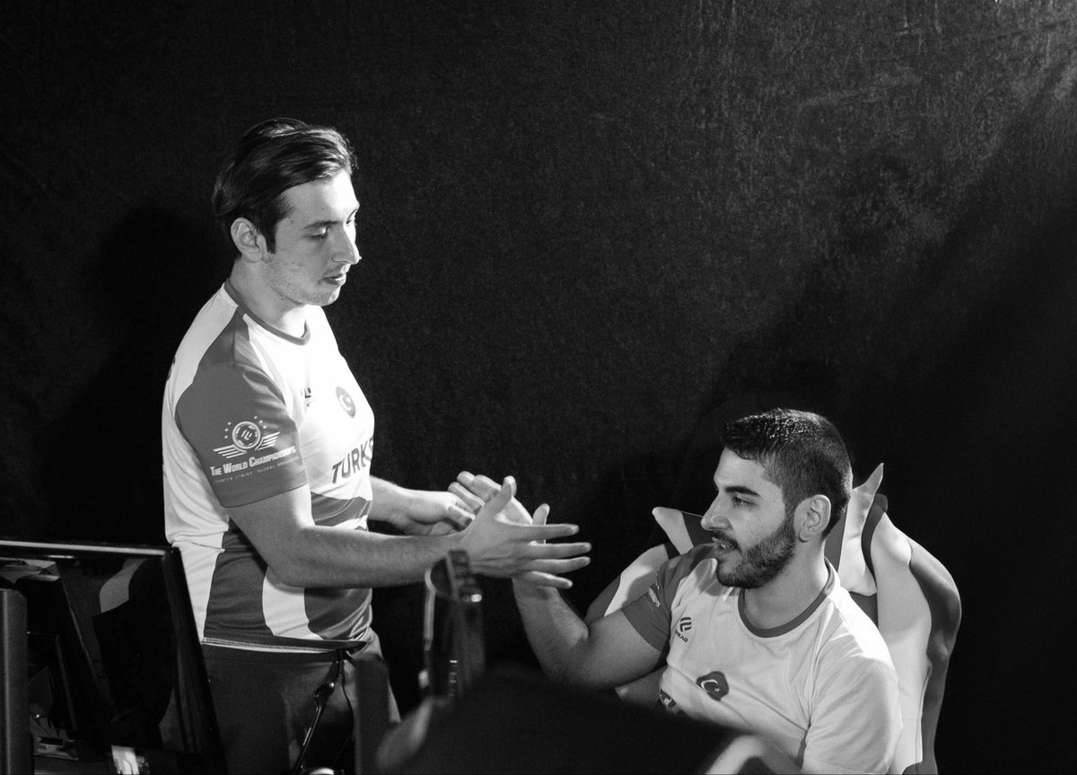 XANTAREScsgo's tweet photo. Sanki ilk tanıştığımız gün daha dünmüş gibi geliyor, ama yılların nasıl bu kadar çabuk geçtiğini gerçekten anlayamıyorum. Birlikte harika mücadeleler verdik, bazen farklı takımlarda yer aldık, ama günün sonunda her zaman yan yana savaşmaya devam ettik. Benim için sen asla yeri doldurulamayacak bir kaptansın Engin'im. Seninle yıllarım geçtiği için çok mutluyum. 

TRCS dedesini kaybetti ama her zaman bizim için bir efsane olacaksın. @Maj3r_