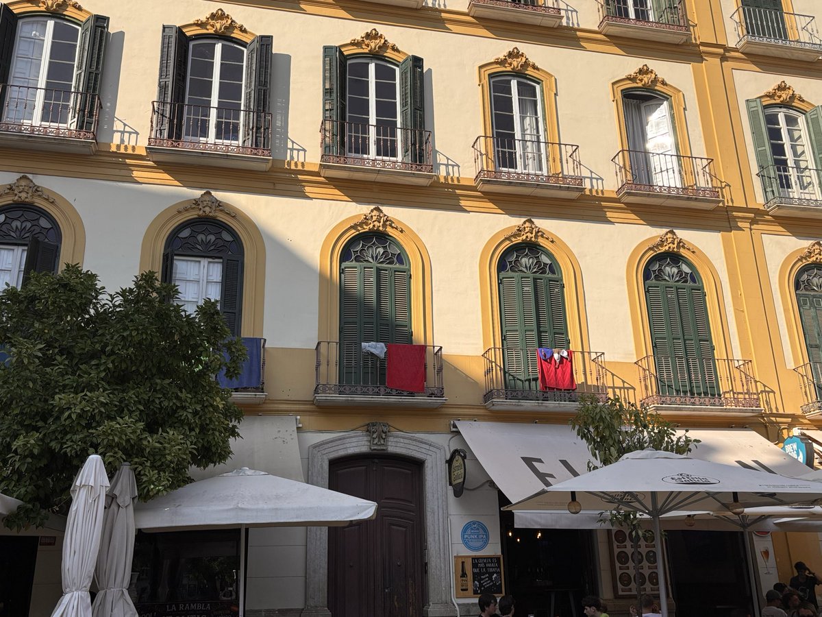 rosraboqueron's tweet photo. Que linda luce la casa natal de Picasso con sus bañadores colgados en los balcones https://t.co/HY5vHWZcvi