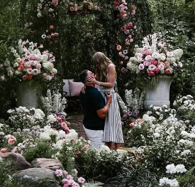 tracklist's tweet photo. Taylor Swift e Travis Kelce doaram US$ 26 milhões para mais de 20 instituições de caridade antes do casamento.

Segundo a Variety, a lista inclui uma organização contra a crueldade animal, três hospitais infantis, sete programas educacionais, nove bancos de alimentos e mais. https://t.co/mlM4HbnXHt