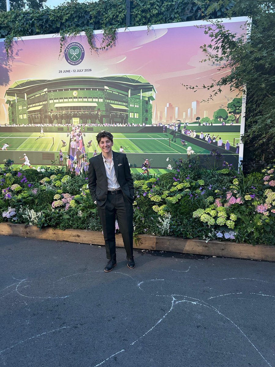 kingandallen's tweet photo. Sarah Keyworth looking wonderfully dapper at @wimbledon 🎾🥎

#KingandAllen #BespokeTailoring #FindYourFit #Wimbledon #GreenSuit https://t.co/uiICAqhIXS