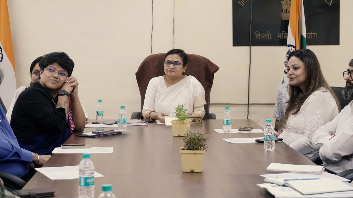 DCWDelhi's tweet photo. Delhi Commission for women convened a meeting of expert members collaborating with the Commission on a pro bono basis to strengthen institutional mechanisms, with a focus on:

 1. Strengthening coordination with One Stop Centres, Women Helpline (181), Police, Courts, Shelter Homes, and NGOs
2.  Enhancing legal aid for women
3. Discussing suo motu action in cases of violations of women's rights
 4. Finalizing collaborative initiatives with the National Commission for Women @NCWIndia
 5. Identifying priority areas for consultations on state-specific laws and women's safety initiatives

The Officiating Chairperson, @drrashmisinghias, presided over the meeting and encouraged the participating experts to share their suggestions for building a more responsive, accessible, and effective system to safeguard the rights and dignity of women.

#womensright #JusticeForAll 
#delhicommissionforwomen