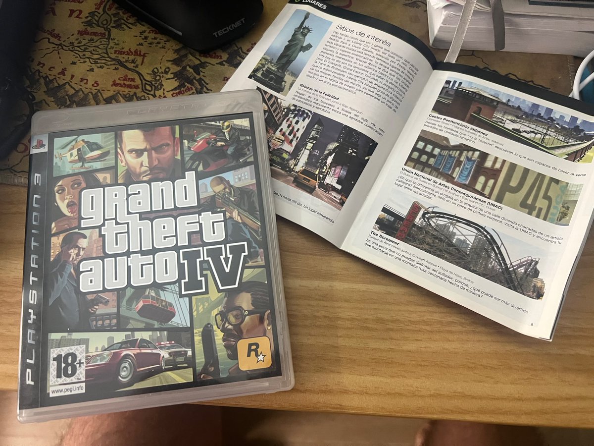 David_psicologo's tweet photo. Viví una época en la que un videojuego implicaba esperar durante meses su llegada, leer en las revistas a las que podía acceder e ilusionarme con cada imagen que veía.

La espera me conducía a la ilusión. Comprar el juego en físico era todo un ritual que trascendía el videojuego. Para mí era tocarlo, oler las páginas de sus manuales (sí, venían con manual ¿te acuerdas?) y compartir anécdotas con amigos.

Hoy veo estos juegos y me acuerdo del niño que fui y al que le marcó Kingdom Hearts, del adolescente al que Spiderman 2 le marcó en una época especialmente complicada y la llegada de títulos como The Last of Us o Red Dead Redemption 1 dejaron una huella en mí.

El juego físico es parte de tu identidad, de tu pasado y de tu memoria❤️