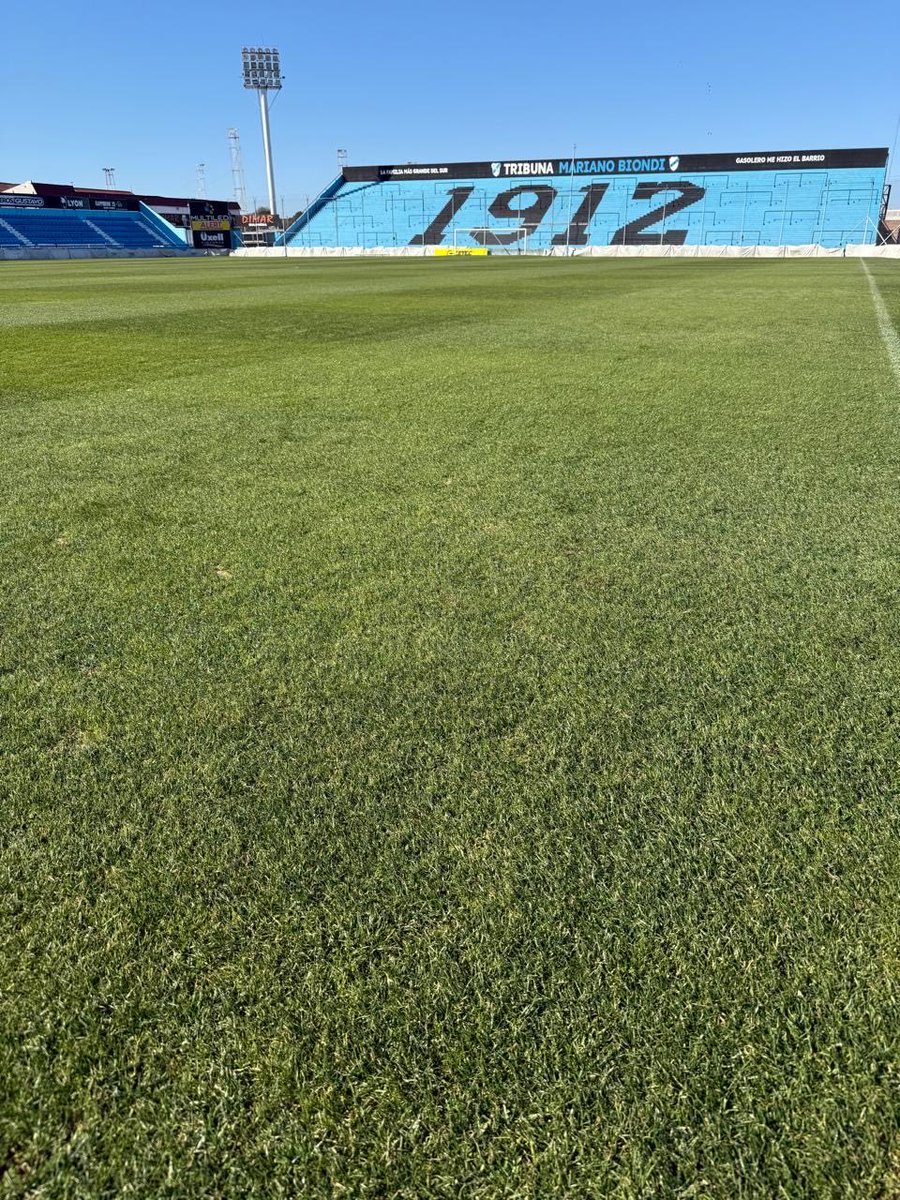 TemperleyOK's tweet photo. 🩵🏟️ El Teatro se pone más lindo para volver a verte.

Avanzan los trabajos de resiembra en el césped del Alfredo Martín Beranger de cara al partido del próximo sábado frente a Tristán Suárez.

📅 El próximo sábado, desde las 15:30, nos volvemos a encontrar en casa. https://t.co/j0Z6WcI3tG