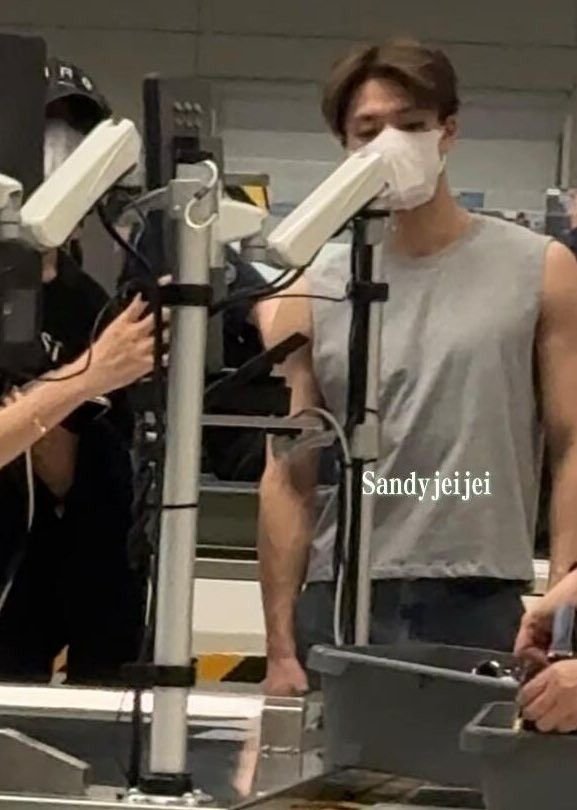 beiitelgeuse's tweet photo. bahkan fotonya aja gak sejelas itu TAPI LU ADALAH LEE JENO https://t.co/eF9qxIsgmU