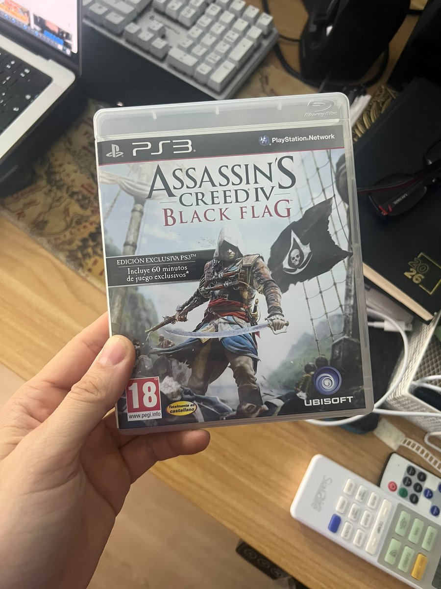 David_psicologo's tweet photo. Viví una época en la que un videojuego implicaba esperar durante meses su llegada, leer en las revistas a las que podía acceder e ilusionarme con cada imagen que veía.

La espera me conducía a la ilusión. Comprar el juego en físico era todo un ritual que trascendía el videojuego. Para mí era tocarlo, oler las páginas de sus manuales (sí, venían con manual ¿te acuerdas?) y compartir anécdotas con amigos.

Hoy veo estos juegos y me acuerdo del niño que fui y al que le marcó Kingdom Hearts, del adolescente al que Spiderman 2 le marcó en una época especialmente complicada y la llegada de títulos como The Last of Us o Red Dead Redemption 1 dejaron una huella en mí.

El juego físico es parte de tu identidad, de tu pasado y de tu memoria❤️