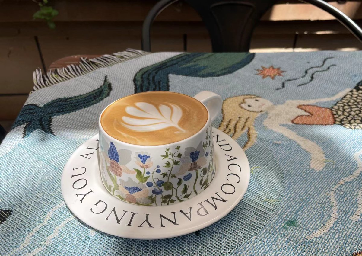 tmdals0930's tweet photo. The first crisp autumn breeze is here!  Picking up my favorite apple cider latte and embracing the cozy golden vibes this weekend. https://t.co/3uGOyXeyy0