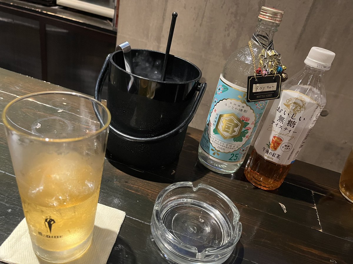 ray1213h's tweet photo. こうして🐟🍺こうしたけど
30秒先の家の真裏に居酒屋とバーがあるのっていいのか悪いのか...

昨日1年ぶりくらいにJさん夢に出てきたけどほぼ無言で一緒に🍙をにぎっていた(ごっちんの)謎 https://t.co/Q9N0fuXLTa