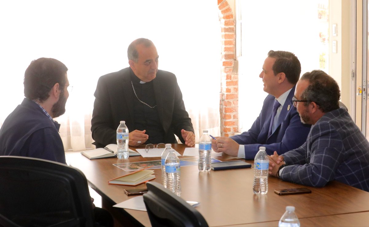 jorgelona1's tweet photo. Un gusto conversar esta mañana con Monseñor Jaime Calderón Calderón, Arzobispo de León, para refrendar el diálogo entre la @segobgente y la Iglesia Católica como parte de la sociedad de nuestro estado.
Por el bien de las y los guanajuatenses, construimos puentes y fortalecemos coincidencias en favor de la paz, la solidaridad y la libertad para creer y darle vida a un futuro mejor.