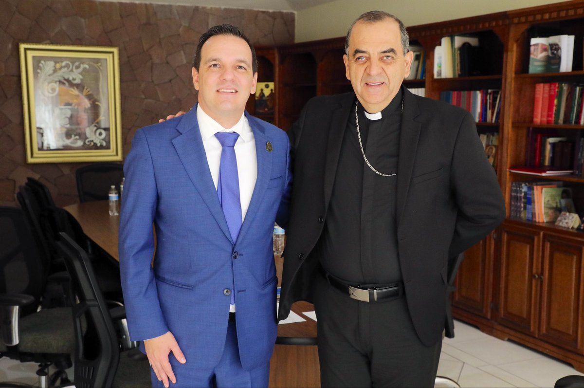jorgelona1's tweet photo. Un gusto conversar esta mañana con Monseñor Jaime Calderón Calderón, Arzobispo de León, para refrendar el diálogo entre la @segobgente y la Iglesia Católica como parte de la sociedad de nuestro estado.
Por el bien de las y los guanajuatenses, construimos puentes y fortalecemos coincidencias en favor de la paz, la solidaridad y la libertad para creer y darle vida a un futuro mejor.