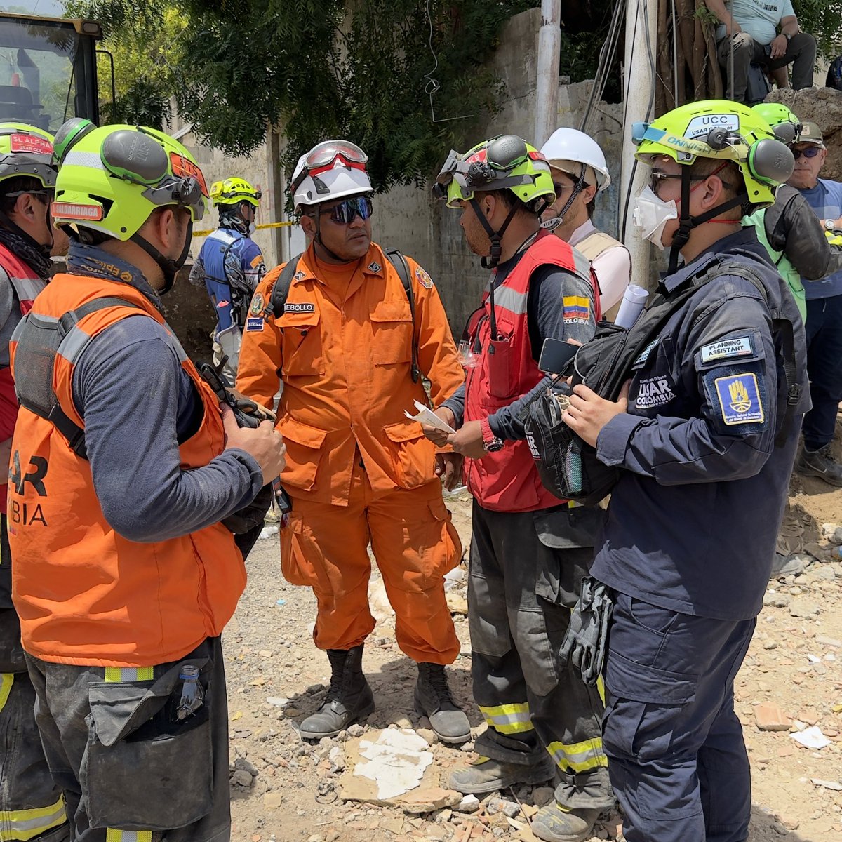 chefjoseandres's tweet photo. At Edificio Costa Azul….at Caraballeda, sector Caribe! Teams of Colombia, San Salvador, Mexicans working as one….they believe may be a person alive, as multiple dogs mark with barking towards the same place….@wckitchen #ChefsForVenezuela is not time to waste… https://t.co/nixDajr16f