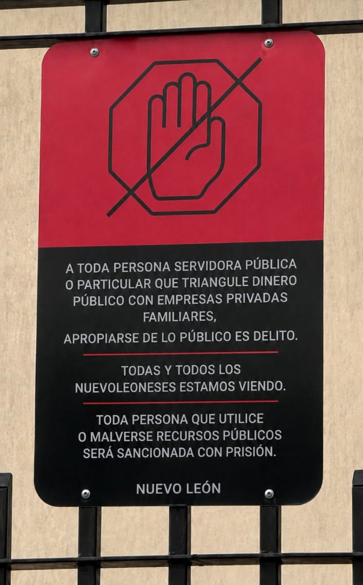 FloresBenavid's tweet photo. Después de los portazos en el parque fundidora, aparecieron colgadas en las rejas del parque el primer aviso.

Qué dice que quien entre sin permiso será llevado a la policía, pues está allanando PROPIEDAD PRIVADA. 

Para empezar  y para que quede claro, el Parque Fundidora no es propiedad privada, aunque siempre han querido apropiarse de ella. 🛑🛑🛑

Con esto no justifico los impulsos y arrebatos de la gente que pone en riesgo su integridad. 

Nosotros pondríamos el segundo aviso, por todo el estado. Para que les quede claro. 🌿🌿🌿