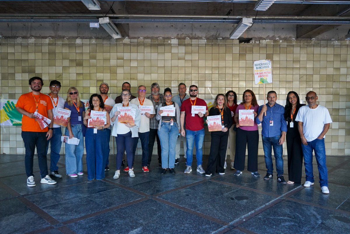 spbancarios's tweet photo. Alô, Itaú CEIC! Também estamos por aqui com o lançamento da Campanha Nacional e a entrega da FB. É hora de fortalecer essa luta por valorização, direitos, empregos e melhores condições de trabalho. Seguimos #MovidosPelosDireitos. https://t.co/rgQ30g0nJr