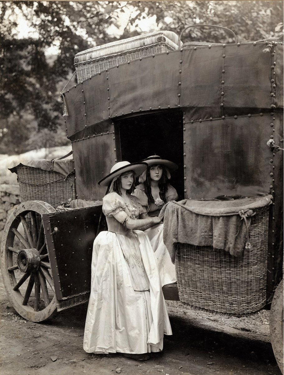 XmxHowes's tweet photo. Available here https://t.co/sFIv8ood2x

#wallartforsale #wallart #gifts #giftideas #carriage #OrphansOfTheStorm #oldmovies #SilentFilms #actresses #LillianGish1921 #DorothyGish1921 #moviestars #SilentFilmStars #LillianAndDorothyGish1921 #homedecor https://t.co/mpMBkF6SOk