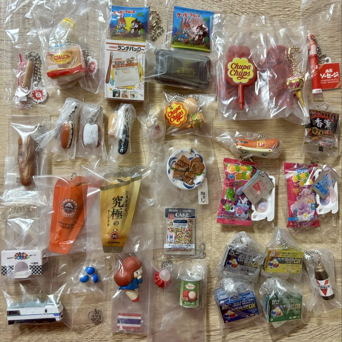 hewiefiona's tweet photo. 【交換・譲渡】フィギュア ミニチュア コレクション マスコット ドール ガチャ ガチャガチャ ボールチェーン

[譲]
画像1の
ヤマザキ
コッペ田島
ねるねるねるね
クッピーラムネ
共立食品
キハ183
ピジョン ランブータン
アリナミン
チュッパチャプス 等

[求]
交換/画像2〜4
譲渡/各定価+送料

→ https://t.co/J3IHm83xwE