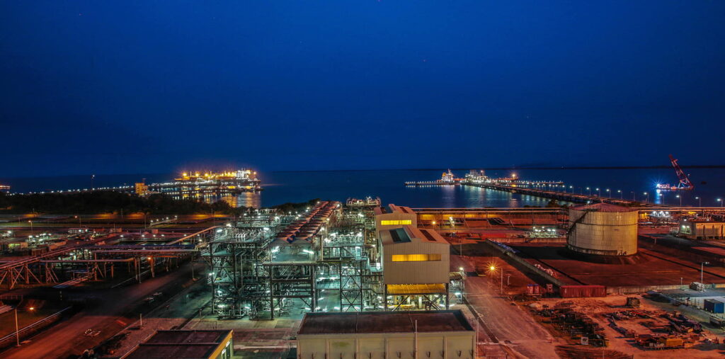 offshoreenergyt's tweet photo. #ICYMI: #LNG, #FPSO, #FLNG, and #vessels round-up ⤵️ Part 1

📌 MODEC’s Brazil-bound FPSO hull on its way to China for integration work: https://t.co/AaJzAYMwYU
📌 13-year deal keeps Baker Hughes busy at African LNG expansion project: https://t.co/CLDkVzQd7a

📸 Baker Hughes https://t.co/udkTHMg1JV