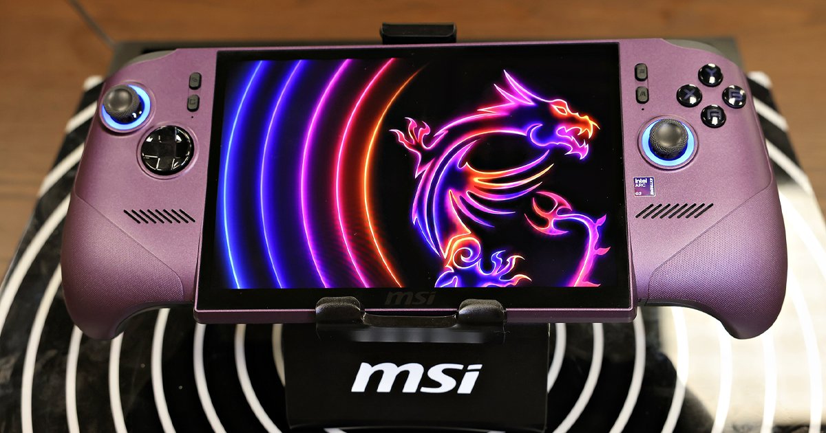 IntelJapan's tweet photo. インテル初の携帯型ゲーミングPC向け製品となるインテル Arc G3 プロセッサー、その最上位製品を搭載したのが、これまで数多のゲーミングPCを提供してきた@msicomputerjp の「Claw 8 EX AI+」です。

ゲーム機としてのパフォーマンスや使い勝手を紹介している、ゲーマーだけでなく、ガジェット好きにも必見の実機レビューをご覧ください。

レビュー記事はリプライから⬇️