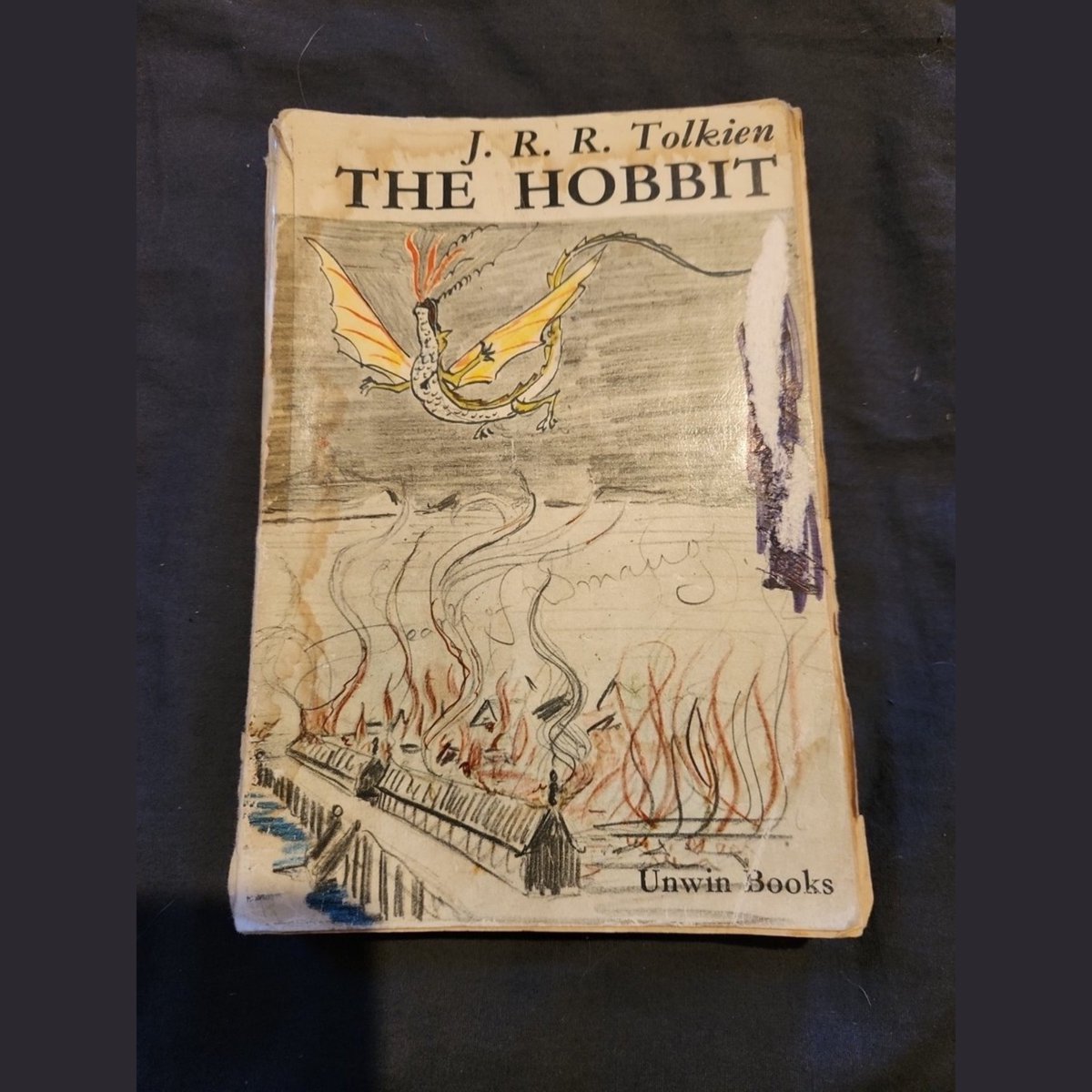 siyahsancakx's tweet photo. 🔴 Bir hayır kurumunun 'sıradan bağışlar' bölmesinde The Hobbit'in ilk baskısı bulundu.

➖Kitap, açık arttırma ile 38 bin 400 sterlin. (2 milyon 400 bin TL) fiyatına satıldı. https://t.co/W71yoLfEmo