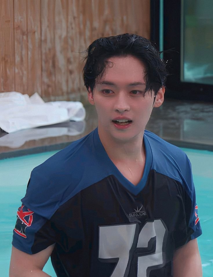 _Cursed_Love_'s tweet photo. something about lee know's slightly slicked back wet hair will be the undoing of me https://t.co/qhMhH6Wa5y