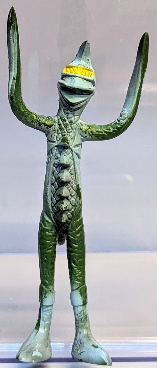 giganposting's tweet photo. A rather shrunken looking Gigan bootleg. He should probably eat something https://t.co/ecwPnOjxUF