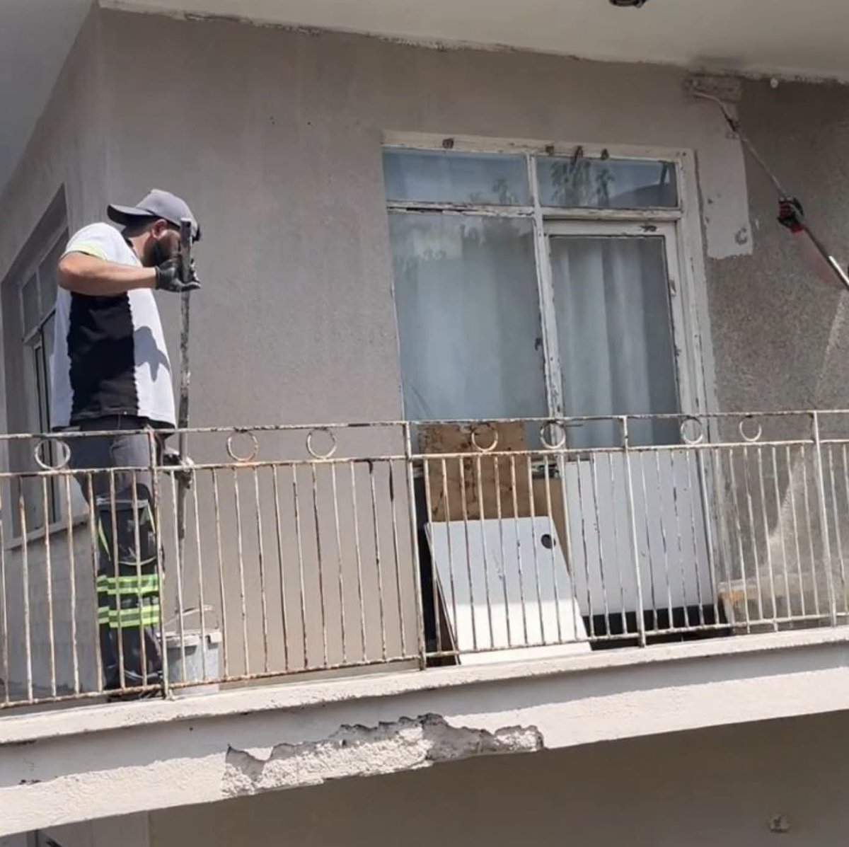 buradayasandi99's tweet photo. • 52 bin sahipsiz hayvan toplandı.

• Protokol güzergâhındaki evlerin dış cepheleri boyanmaya ve geçici tadilatlar yapılmaya başlandı.

• Cadde ve sokaklarda kapsamlı temizlik, bakım ve onarım çalışmaları yapıldı.

BURADA YAŞANDI. https://t.co/s6dOsjPUGK
