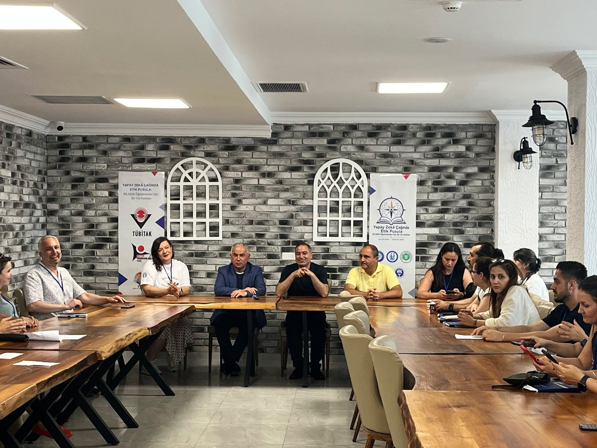 sileilcemem's tweet photo. 💫 TÜBİTAK 4005 Yenilikçi Eğitim Uygulamaları Destekleme Programı kapsamında düzenlenen ve 3 Temmuz Cuma gününe kadar devam edecek olan "Yapay Zekâ Çağında Etik Pusula: BİLSEM Öğretmenleri İçin Bir Yol Haritası" projesinin 4. gün eğitim programını Kaymakamımız Sayın Mustafa Çit Millî Eğitim Müdürümüz Dursun Teyran ile birlikte ziyaret ederek katılımcı öğretmenlerimizle bir araya geldi.

@tcmeb 
@istanbulilmem 
@MucahitYentur 
@silekaymakam 
@DursunTeyran