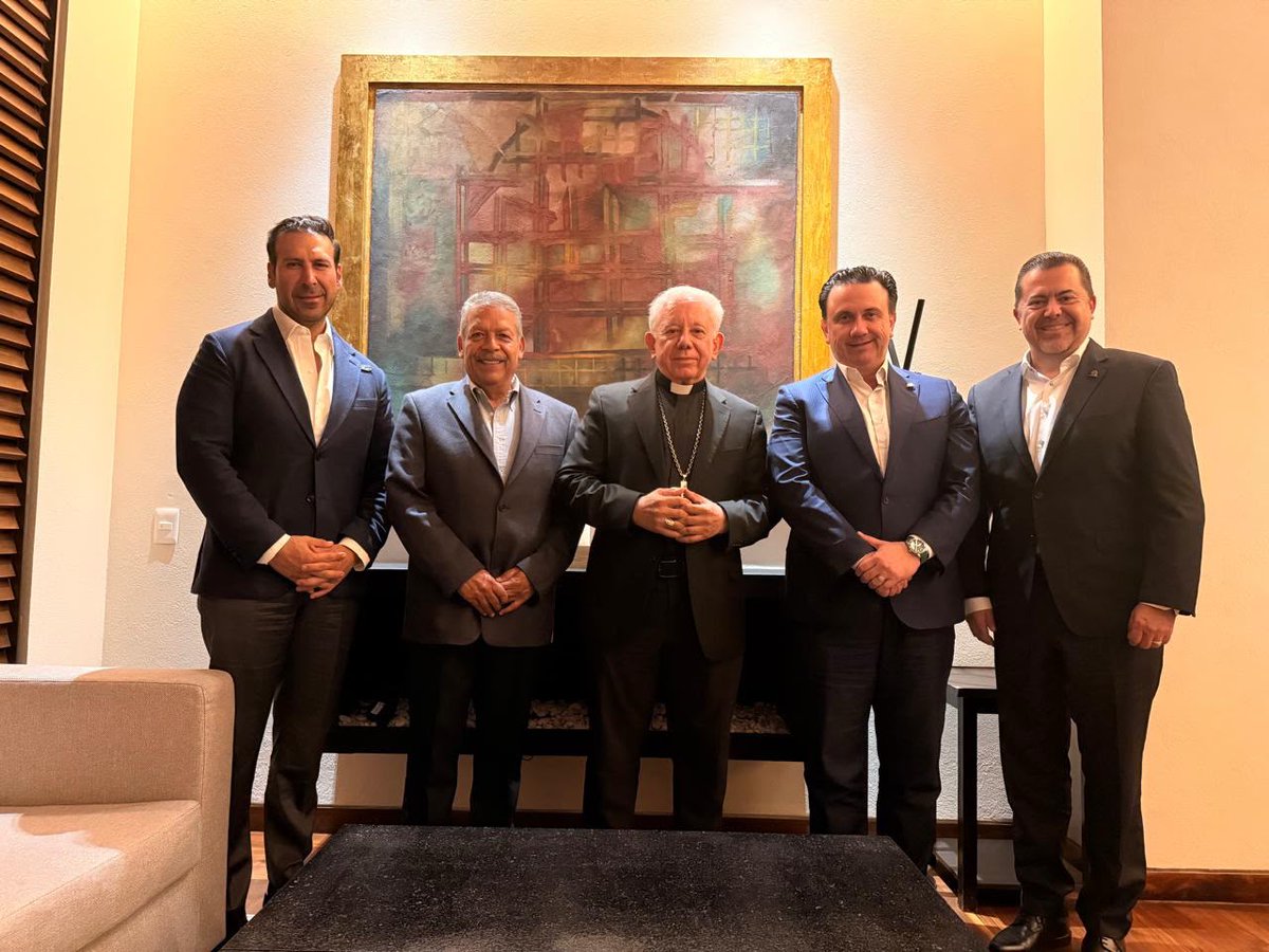 Coparmex's tweet photo. 🔵 Como parte de la construcción de una Agenda de Paz, nuestro Presidente Nacional, @jsierraalvarez, sostuvo una reunión con @MonsRamonCastro, Presidente de la Conferencia del Episcopado Mexicano; @tereso_medina, Secretario General de la @CTM_MX; y @AbelDmzAzuz, Secretario General de la @CTC_Nacional, acompañado por nuestro Director General, @franlodimx.

🤝 Durante el encuentro dialogaron sobre la importancia de fortalecer la colaboración entre la Iglesia, los trabajadores y los empleadores para impulsar acciones que contribuyan a un México con mayor seguridad, justicia y paz.

📈 Asimismo, reafirmaron el compromiso de seguir fortaleciendo el Consejo Nacional Social, Económico y Ambiental (CONSEA) como un espacio permanente de diálogo social y concertación para construir acuerdos e impulsar iniciativas en favor del bien común y del desarrollo del país.