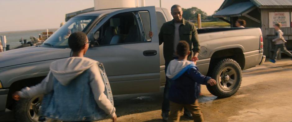 captaincupkick's tweet photo. GOOD I always love seeing domestic Avengers stuff, it helps to ground the stakes when we know what they’re fighting for

I hope this means we get more of Sam in Louisiana with Sarah and his nephews, I’ve missed seeing that https://t.co/bxdhNqsM7l