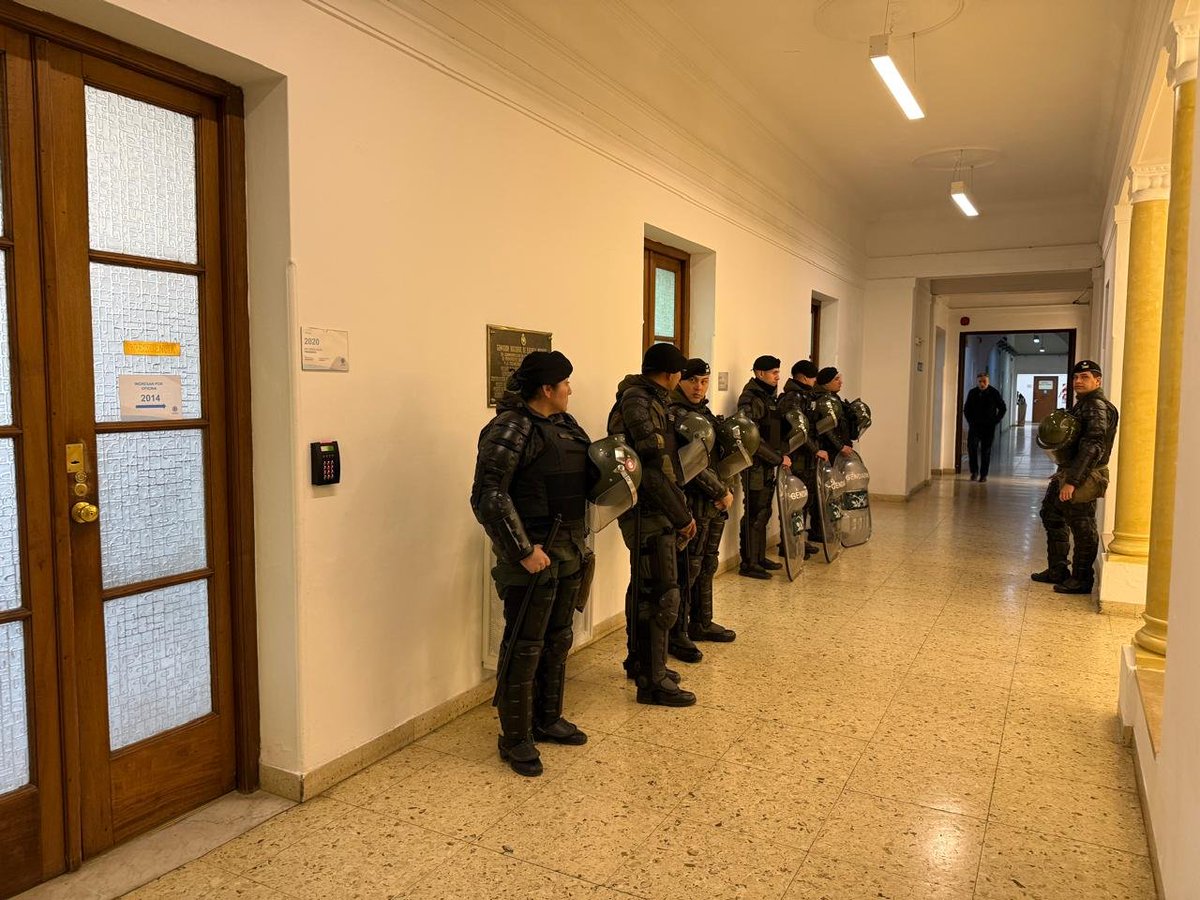 hagovnuclear's tweet photo. VIOLENTO DESPLIEGUE DE GENDARMERIA EN CNEA 

En el día de la fecha, a las 14.30 las autoridades se reunirán con los gremios para tratar las desvinculaciones del personal de CNEA. 

Asi esperan a los gremios MARTÍN PORRO, IGNACIO BRUERA, FELIPE RANDLE y ALEJANDRO LEMOS

Ruin. https://t.co/q9aDU0EnqJ