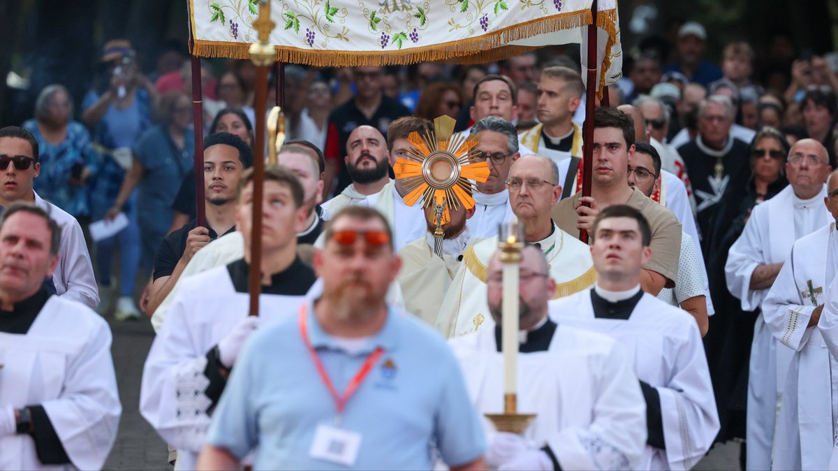 dioprovidence's tweet photo. As we processed through the streets of Providence yesterday, we offered a public witness to the hope we have in Christ.

In the Eucharist, Jesus gathers people from every walk of life into one family. As Bishop Bruce reflected during the Holy Hour, when we allow Jesus to carry us, we begin to notice everyone else He is carrying, too. We discover brothers and sisters beside us, united by His mercy and His love.

May our hearts always remain open to His embrace, and may we become signs of that same love for everyone we encounter.

Jesus, carry us.

#NationalEucharisticPilgrimage #EucharisticRevival #DioceseofProvidence  #CatholicChurch #EucharisticProcession #RICatholic #EvangelizeRI @USCCB @euchrevival_