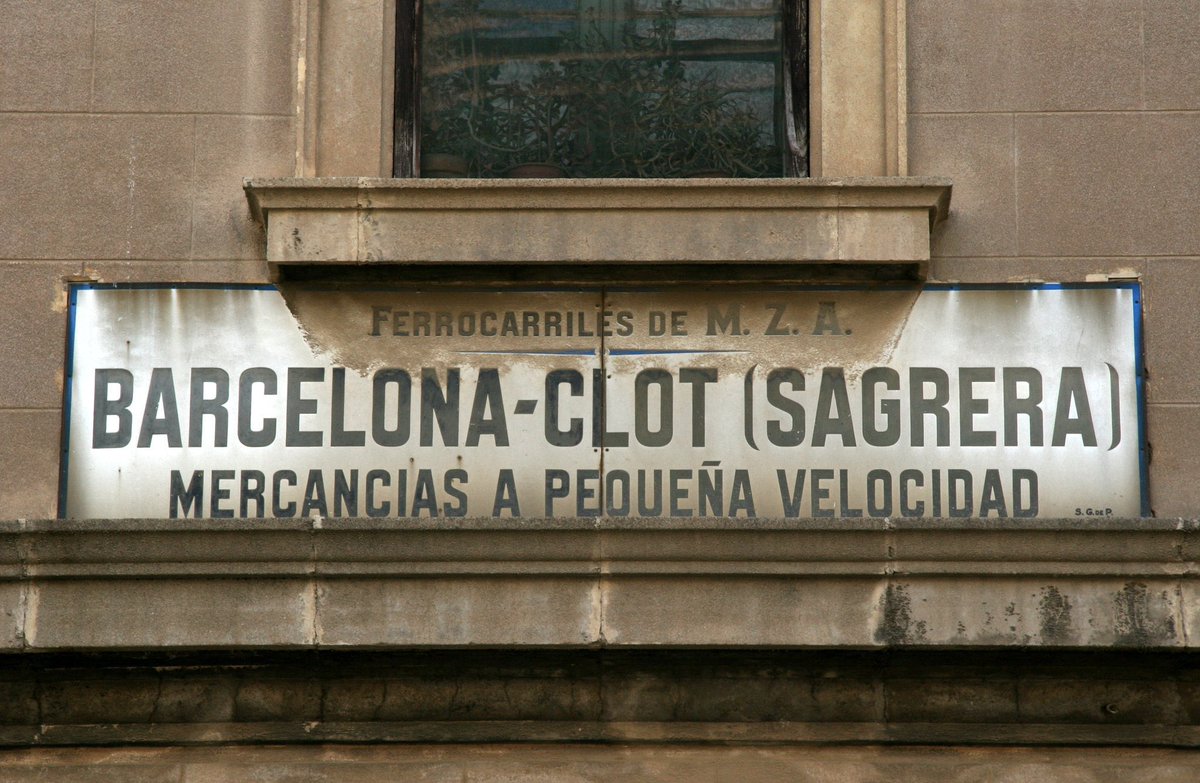SalvemCAPSgr's tweet photo. Que entenem per preservar? Ficar-los en un magatzem apilats sense que ningú els pugui admirar?? Últimament en el barri han desaparegut diversos que eren memòria històrica de la Sagrera.
#Respecte https://t.co/t0H32mYqaj