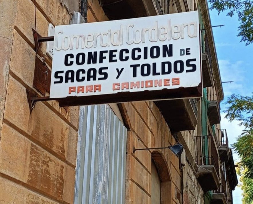 SalvemCAPSgr's tweet photo. Que entenem per preservar? Ficar-los en un magatzem apilats sense que ningú els pugui admirar?? Últimament en el barri han desaparegut diversos que eren memòria històrica de la Sagrera.
#Respecte https://t.co/t0H32mYqaj