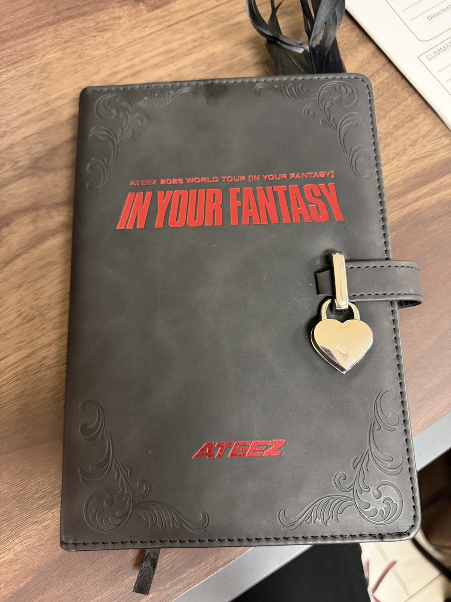 atinyhelloworld's tweet photo. starting to use this as a journal and writing my thoughts in it.

i may be writing about my stupid little silly crush right now 🤭 nbd https://t.co/uXbbmQEBLd