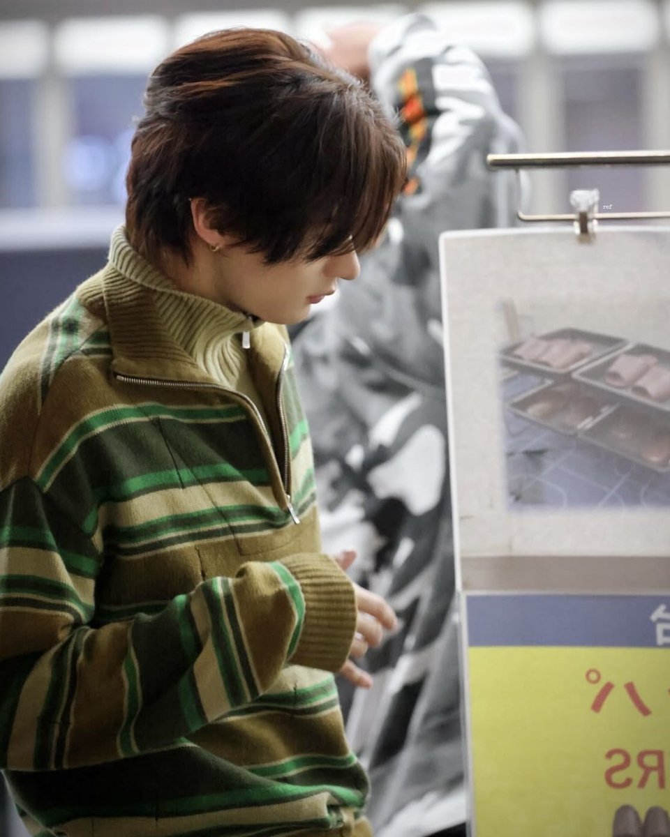 fleursoem's tweet photo. he looks so cozy and huggable here https://t.co/yOHqgdtx2I