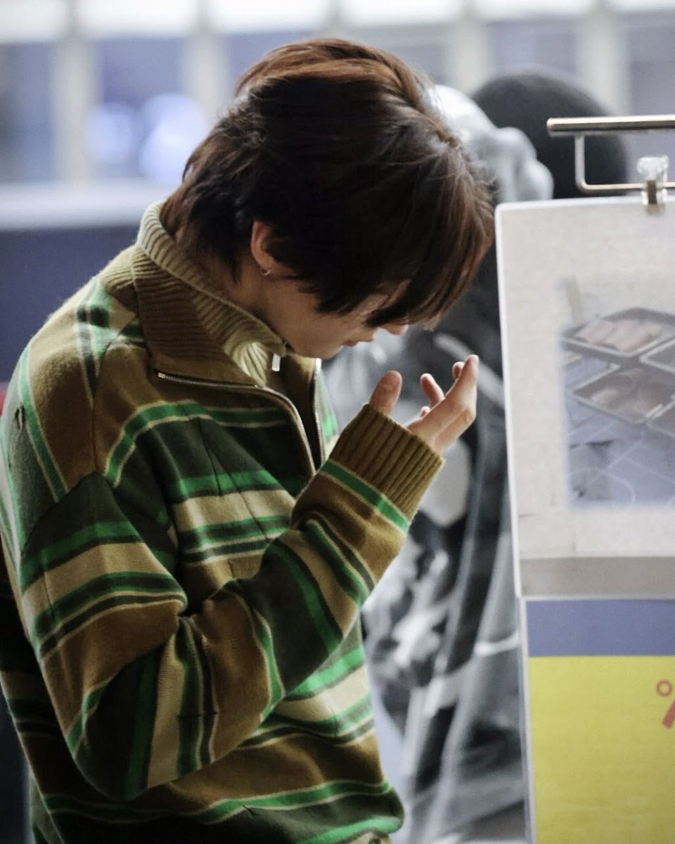fleursoem's tweet photo. he looks so cozy and huggable here https://t.co/yOHqgdtx2I