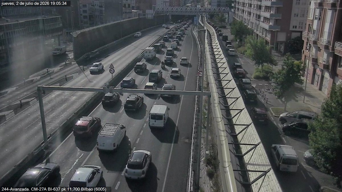 trafikoaEJGV's tweet photo. 🏍️Ibilgailu matxuratua #BI637 Km 12 #Leioa-n Getxo norantzan.
❌Errei bat itxita #Autopilaketak 🏍️ 🚗 🚚
🏍️Vehículo averiado en BI637 Pk 12 Leioa sentido Getxo.
❌Un carril cortado. Retenciones 🏍️ 🚗 🚚
☎️011
#Trafikoa https://t.co/PUYZklRNlg