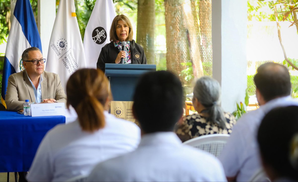 SecPrensaSV's tweet photo. #EntregaDeDonativo | “El apoyo interinstitucional ha sido un baluarte principal a solicitud del Presidente @nayibbukele, él nos ha pedido que nos apoyemos en las diferentes necesidades que tenemos como institución y así lo estamos haciendo. Queremos agradecer a @ETESAL_sv por esta ayuda”, destaca la presidente del @ISRIelsalvador, @LigiaGallardo6. #SecretaríaDePrensa