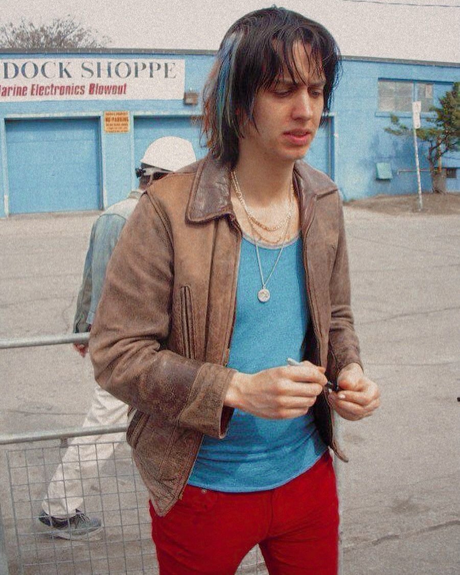 chxrmlessgirl's tweet photo. cant believe he used to go out dressed like this https://t.co/ELHSQcV1Ln